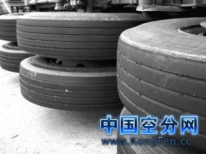 弯急车快 载20吨液氮拖车侧翻(组图)