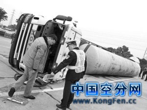 弯急车快 载20吨液氮拖车侧翻(组图)