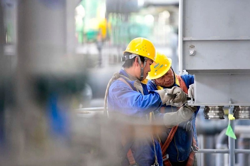 5月17日,建设者在内蒙古雅海能源开发有限公司60万吨液化天然气项目工地进行设备调试。