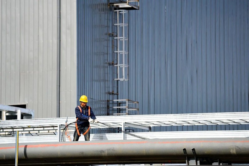 5月17日,建设者在内蒙古雅海能源开发有限公司60万吨液化天然气项目工地铺设电缆。