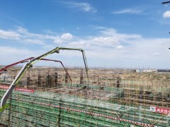 榆能化学空分装置压缩机顶板成功封顶