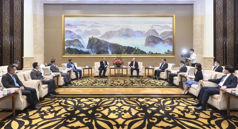 签约前,尹力、王宁还会见了专程前来福州参加签约仪式的沙特基础工业公司副总裁兼北亚区总裁、中国投资公司董事长李雷一行