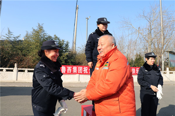 1 鲁西集团党委书记、总经理给门岗保卫人员拜年3.jpg