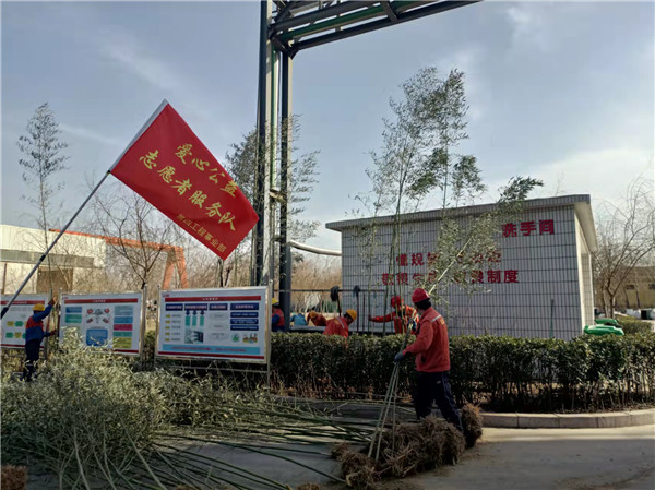 3 志愿者开展绿化活动4.jpg
