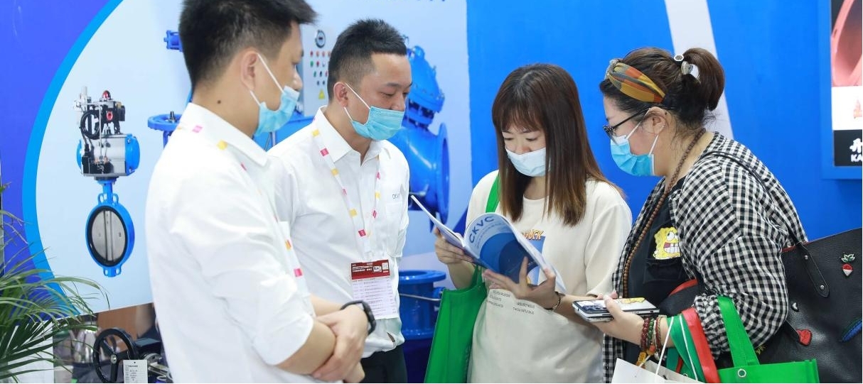 2021广东泵阀展展会现场观众与展商交流中 2021广东泵阀展展会现场观众与展商交流中
