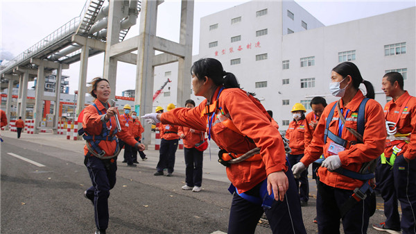 10 五公里负重接力现场4.jpg 10 五公里负重接力现场4.jpg