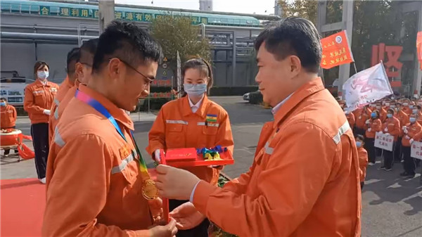 10 为选手颁奖5.JPG 10 为选手颁奖5.JPG