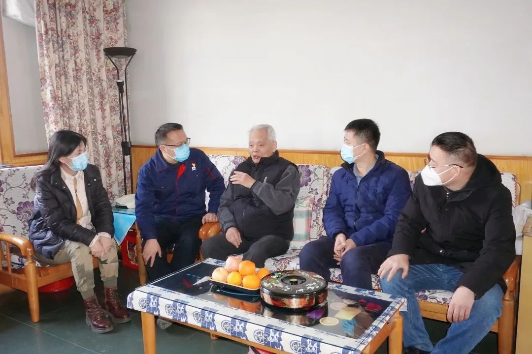 轴研所领导班子走访慰问离退休老干部 轴研所领导班子走访慰问离退休老干部