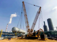 中煤榆林煤炭深加工基地空分装置大型设备成功吊装