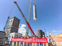 福海创空分装置建设取得关键突破，核心设备一次性吊装成功